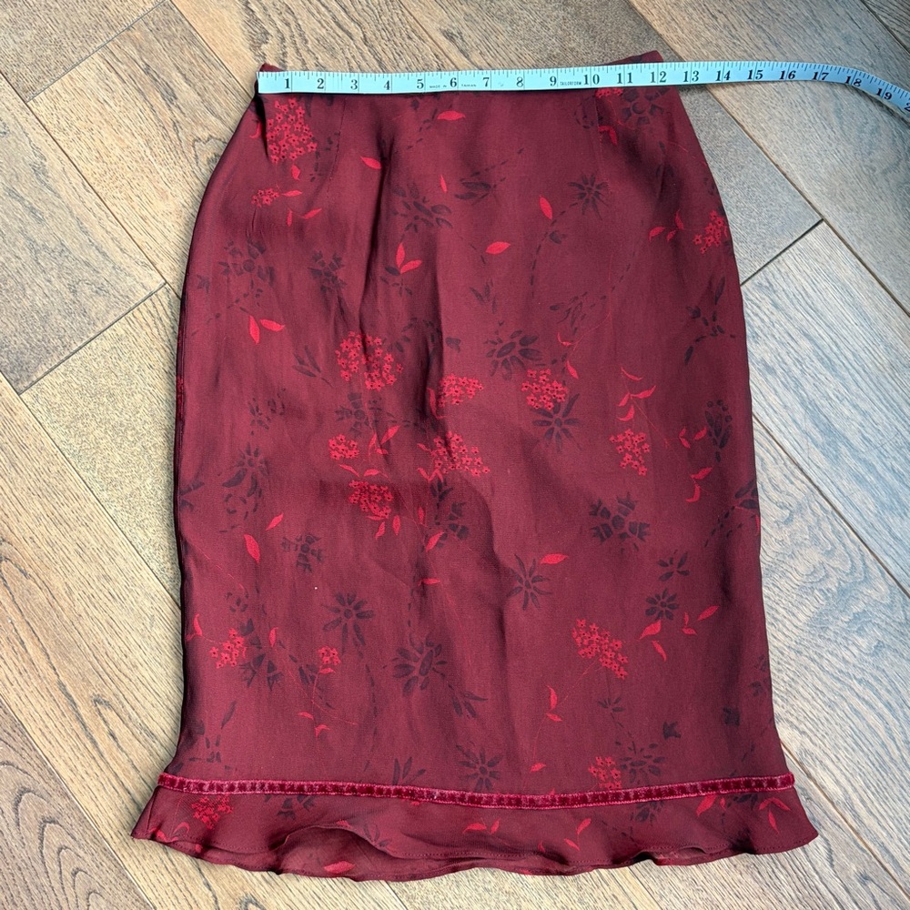 Chic Burgundy Floral Pencil Skirt - Picture 2 of 3
